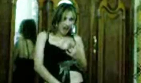 Jeune beauté vieille xxx se caresse sur webcam.