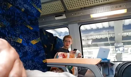 Charmante Salope se caresse devant la Caméra sexe avec vieille