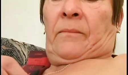 Jeune jeune et vieux porno salope se masturbe sa chatte