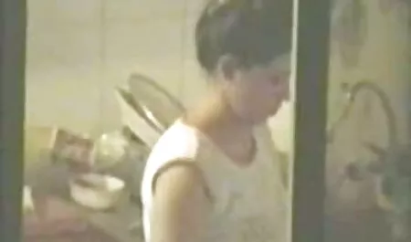 Des étudiants japonais se sont précipités vers l'un d'eux dans l'appartement, où, en soulevant leurs jupes plus haut, ils ont doucement léché les chattes humides juteuses trouvées porno jeune et vieux là par des langues ludiques.