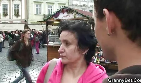La belle fille après la douche a commencé à baiser sa chatte immédiatement avec un énorme gode! tres vieilles cougars