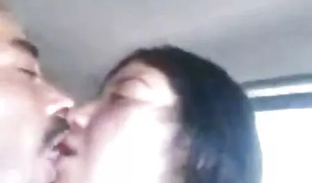 Poussin reposé sur le video porno vieilles balcon jusqu'à ce que le vieil homme s'approcha d'elle pour baiser la chienne dans sa bouche.