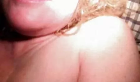 Latine une vieille se fait baiser par un jeune fille se frotte la chatte par culotte et suce la bite