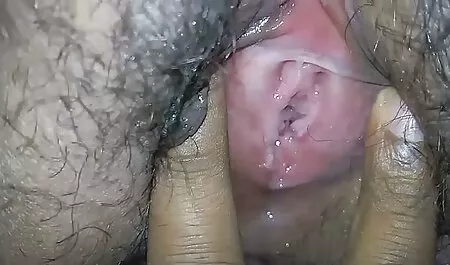 Le gars a fini la salope vieille grosse nue dans la chatte et un ami l'a bu.
