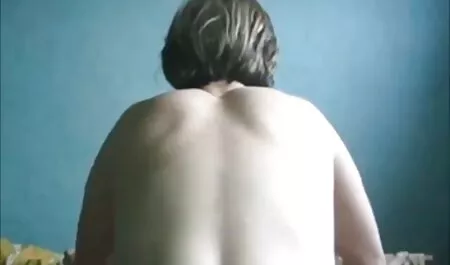 Le gars a allumé la caméra dans la salle de porno grosse vieille bain et a baigné son poussin.