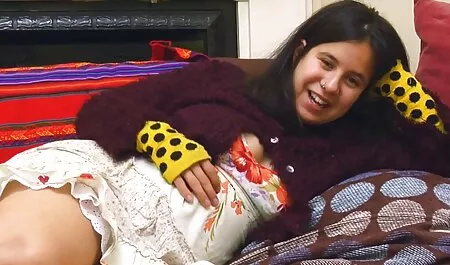 Les jeunes beautés commencent la matinée avec Cooney. vieille femme porn