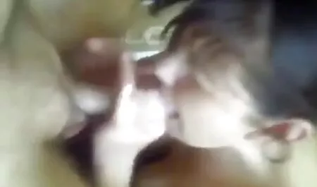 Incroyablement sexy Lorraine jette de petites mains de jouets sous une mince culotte rose et caresse doucement le trou vieilles suceuses humide qui est là