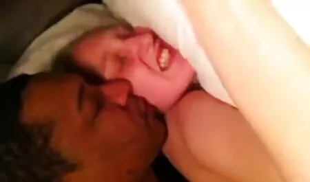 Jeune femme a honte de sucer baiser une vieille arabe la bite devant la caméra