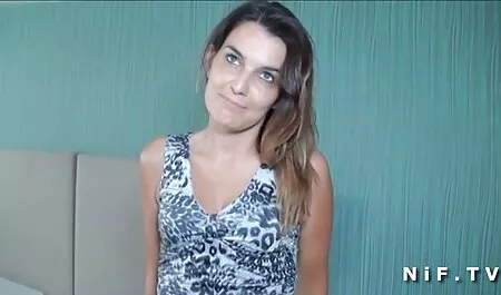Brunette teen avec de vieille cochonne sexy petits seins