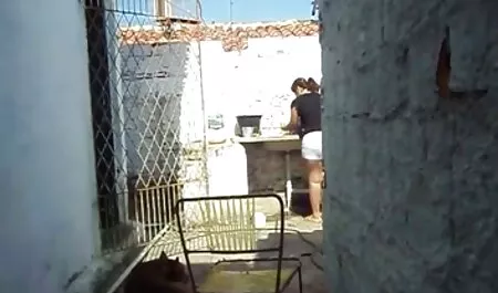 Le mec prend la caméra pendant que sa petite soeur pousse passionnément sa chatte porno jeune et vieille rasée dans la douche