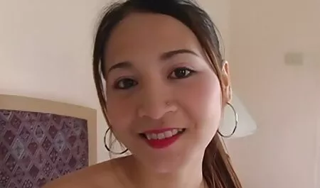 Salope noire aime sucer de grosses bites blanches. Quand il a mis le sperme de la gorge sur ses genoux, le gars a commencé à pétrir sa bouche, poussant sa grosse bite directement dans la gorge de la fille et crachant de plus en plus son enfer, puis a versé son sperme dans sa vieille à la chatte poilue bouche