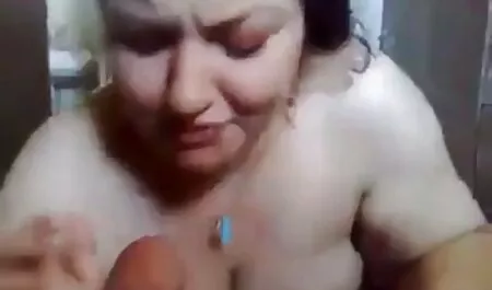Sexy busty Blondie avale une bite et baise comme une salope porno le vieux