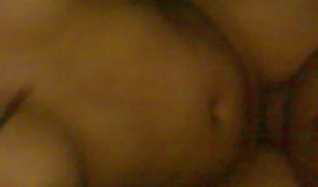 Trois hommes sexe vieille et jeune chauds baisent une jeune blonde dur