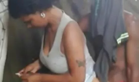Skinny Lesbiennes lèche Busty fille sex vieille femme chatte