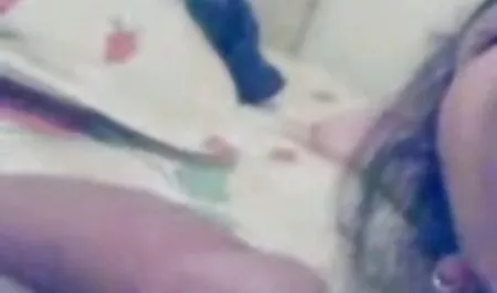 La sexe video vieille douce ébène lécha la chatte blonde et baisa dans la fente.