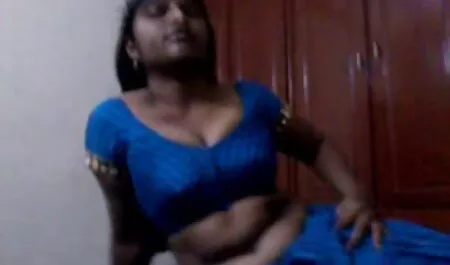 Busty porno vieille Latina caresse sa chatte