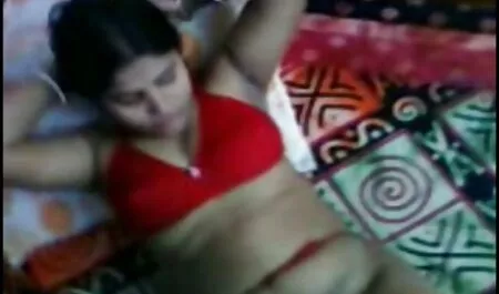 Papa a amené une fille porno vieille femme pour que son fils devienne un homme.