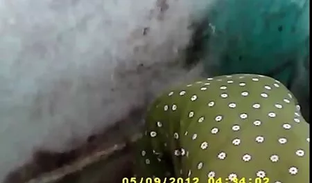 Petra, une vieille femme nue jeune femme au Foyer baise avec un gros Concombre dans la Cuisine.