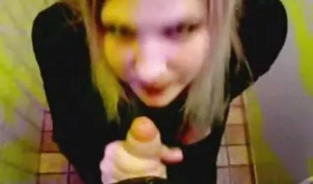 Latina donne porno vieille mature pipe dans le couloir noir