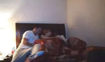 La jeune fille aime s'asseoir quelque chose dans le trou du tronc, mais sortir et jouer avec ses lèvres belles et habiles. Et le sperme pour la meilleure sex de vielle délicatesse.