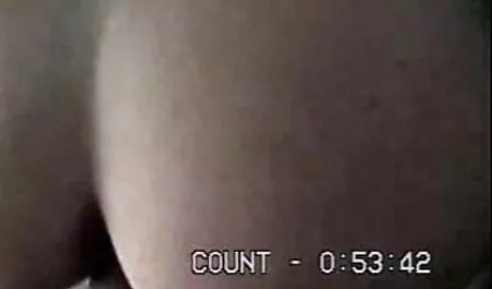 Jeune fille en bas roses jeune et vieille porno se caresse devant un mec