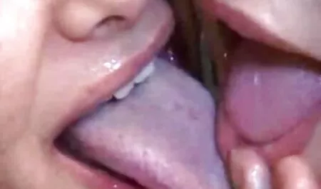 Le garçon dans la porno vieille lesbienne boîte fait kuni Filles.