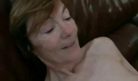 Jeune pute a video sex femme vieille d'abord pris un membre dans ses mains