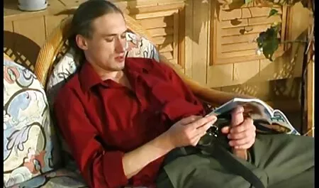 Attaché vieille allemande porn à la fille et baisée dans la chatte rasée.