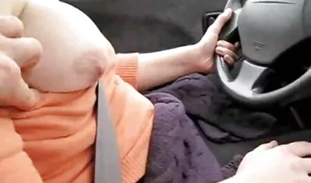 La jeune fille enquête sur un crime, mais les pensées sur le sexe la distraient constamment. Son partenaire une vieille porno décide de la sauver de la voile et enfonce sa bite dans sa chatte.