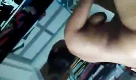 Les jeunes étudiants brûlent des calories dans la salle de gym, pas avec des exercices, mais avec un porno africain vieille femme sexe lesbien passionné et beau.