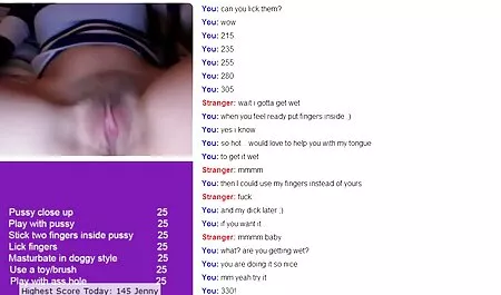 Chaude Vanessa se masturbe devant la caméra. vieux jeune sexe