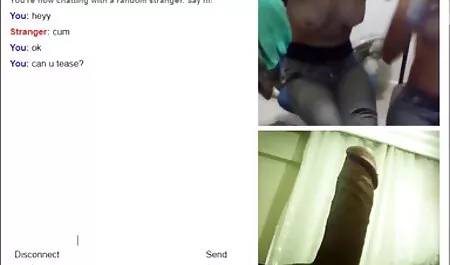 Maîtresse en Latex avec vieille mamie cochonne une sangle sur et son esclave obéissant pour divers plaisirs