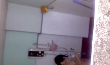 Brunette aux gros seins viole une blonde sexy dans sex vieux jeune une cellule de prison