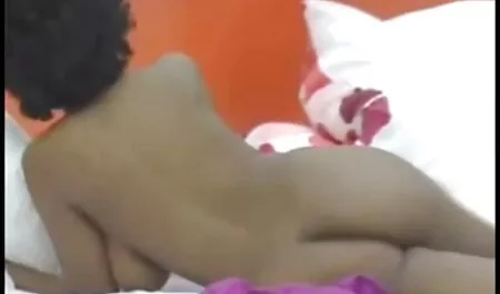 Fille sensuelle caresse son petit ami. site porno de vieilles