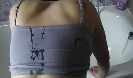 Jolie vieille mature gros seins brune sexy déchire ses bas et se masturbe sa chatte