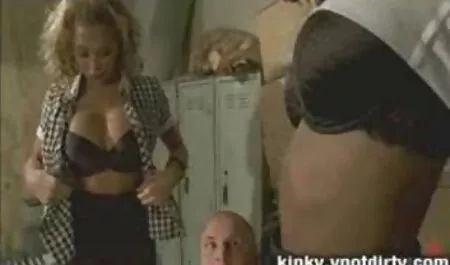 Rousse lesbienne Dominatrice portait un gode ceinture et a baisé une douce fille vieille mamie se fait baiser