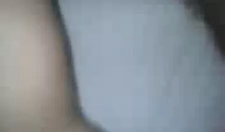 Sexy jeunes lesbiennes S'amuser porno vieille allemande sur le canapé et lécher les chattes