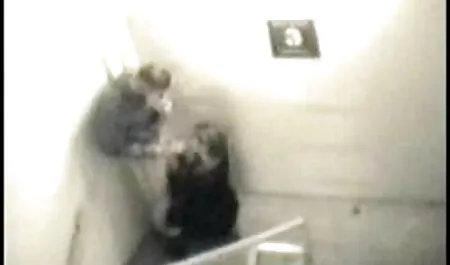 Adolescent chatte poilue de vieille femme poussins baise avec un membre en caoutchouc
