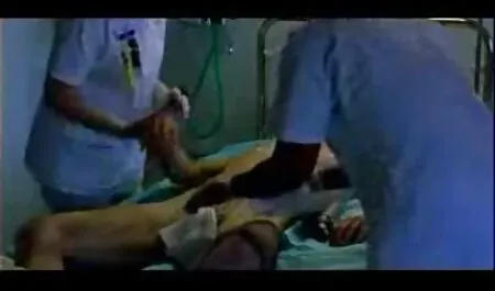 Une jeune blonde se déshabille lentement et se caresse sur le lit, veut être insérée beaucoup plus profondément, x de vieilles puis un mec apparaît.
