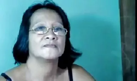 Une vieilles femmes avec jeune belle fille aux cheveux bruns, bien sûr, avec l'intention de profiter de la délicieuse Masturbation, rase la petite kisulechka rose et serrée, puis avec des doigts doux, puis avec un vibrateur de taille très considérable la presse