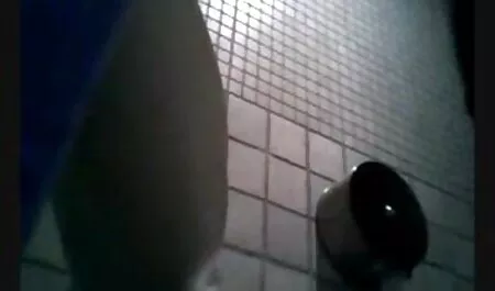 La femme a dû aller à l'étranger et embaucher une femme de chambre dans la maison, le mari ne pouvait pas résister à son beau cul et a décidé de baiser une vieille grosse baiser la fille.
