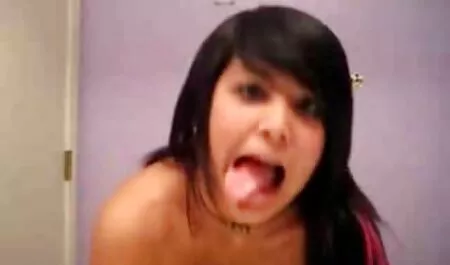 La Milf porno de vieille africaine excitée a sucé la bite d'un jeune homme, a séparé ses cuisses potelées et le mec a légèrement pénétré dans la bite dans sa chatte large