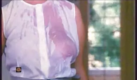 Deux lesbiennes passionnées délicates en bas porno vieille mamie caressent des Bonbons sucrés.