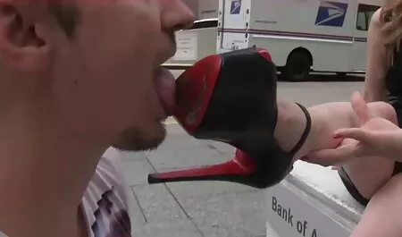 La jeune fille aux yeux étroits aime sucer des video lesbienne jeune et vieille bites. Cette salope aime soulever la bite chaude et chaude de son trou du cul et commence à travailler dessus avec sa bouche.