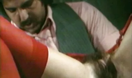 L'écume lubrique et aux gros seins film porno avec des vieilles se masturbe sur Skype